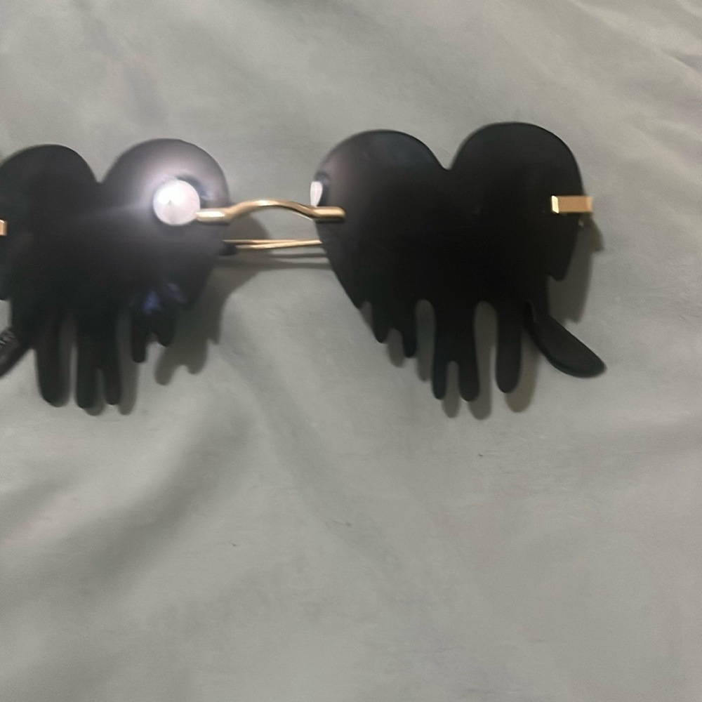 Black heart drip sunglasses
